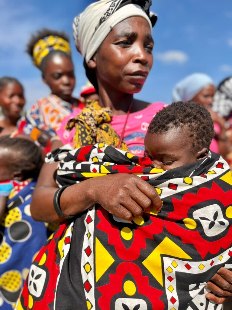 mães e filhos em Angola apoiados pelo Criança Feliz Angola