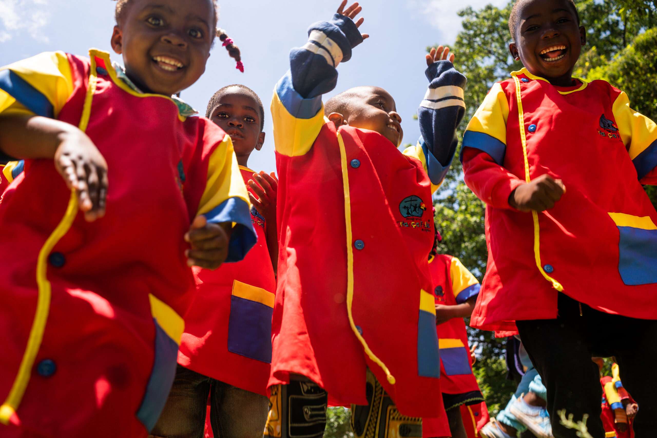 crianças se divertindo doação para Criança Feliz Angola