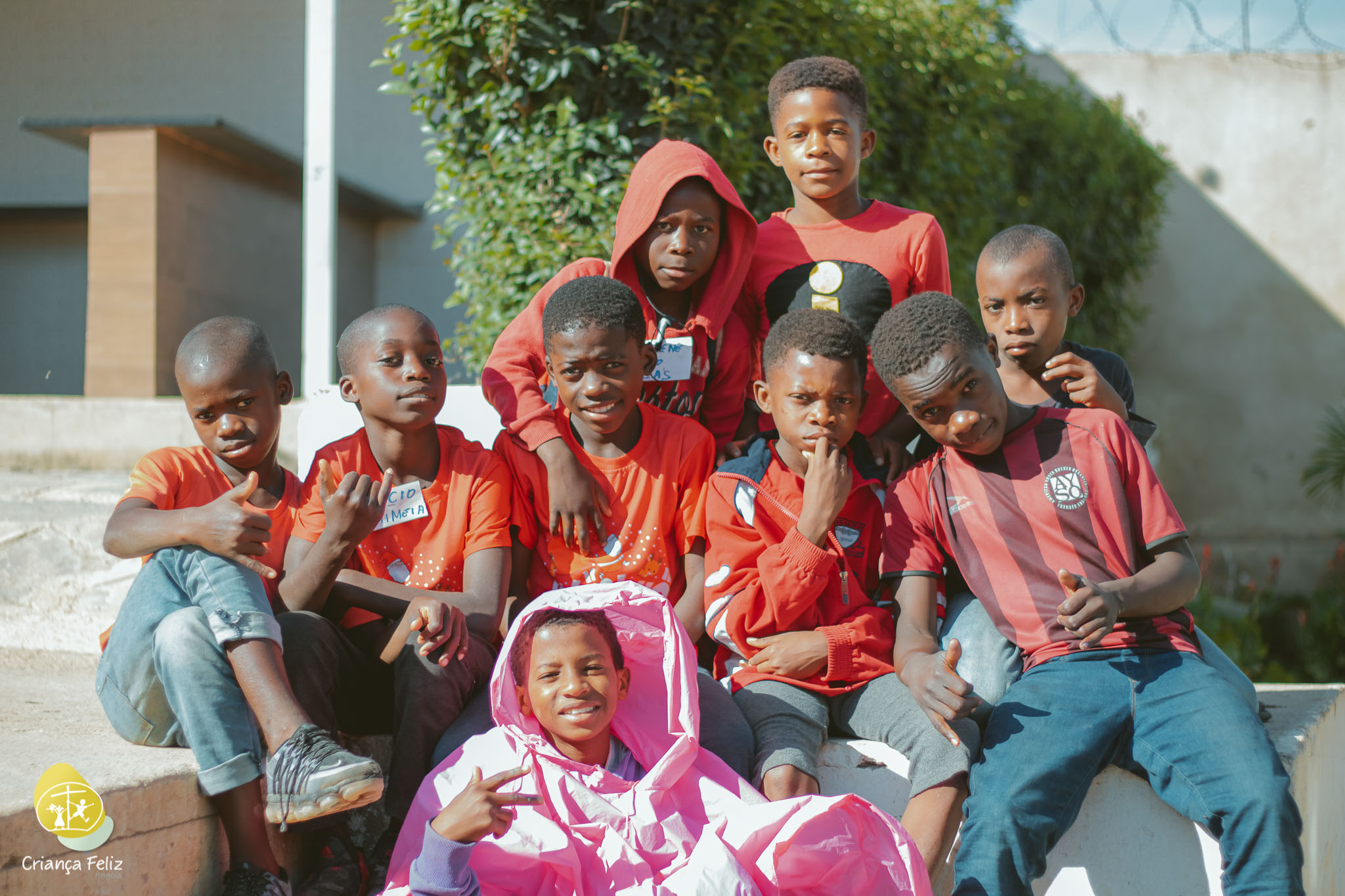 meninos apoiados pelo Criança Feliz Angola Aldeias