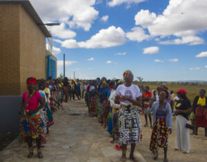 criança feliz angola no Tchihingui - cerimonia de inauguração. Patrocinio Banco Fomento Angola (BFA)