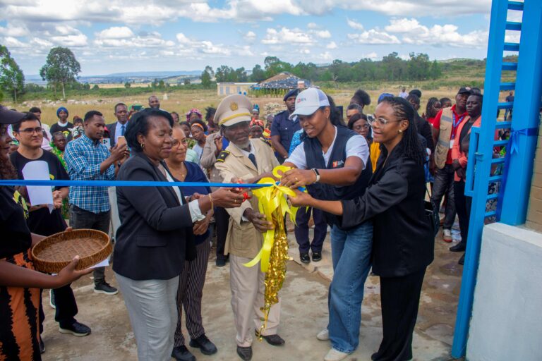 criança feliz angola no Tchihingui - cerimonia de inauguração. Patrocinio Banco Fomento Angola (BFA)
