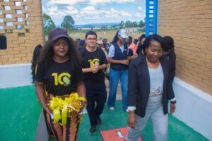 criança feliz angola no Tchihingui - cerimonia de inauguração. Patrocinio Banco Fomento Angola (BFA)