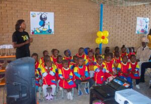 criança feliz angola no Tchihingui - cerimonia de inauguração. Patrocinio Banco Fomento Angola (BFA)
