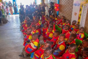 criança feliz angola no Tchihingui - cerimonia de inauguração. Patrocinio Banco Fomento Angola (BFA)